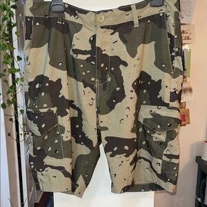 Men’s Billabong Green and Black Cargo Shorts
35 waist